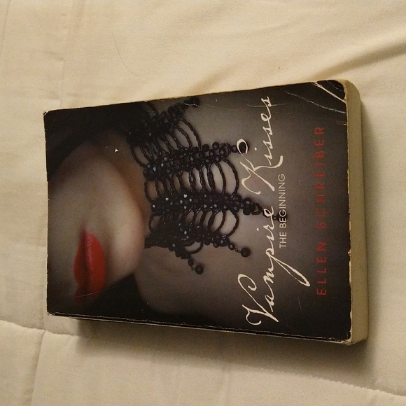 Vampire kisses the beginning by Ellen Schreiber - Picture 3 of 17
